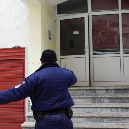 Полицай пред дома на Стойчо Стоев-Чочо