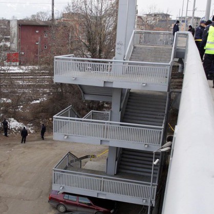 Шофьор на тролейбус се хвърли от моста 