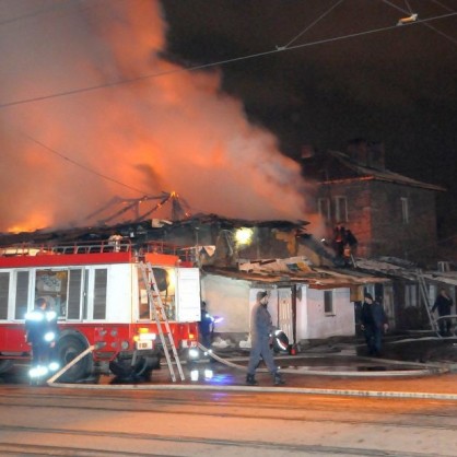 Седем пожарникарски коли дойдоха да гасят пожар в ромската махала Татарли