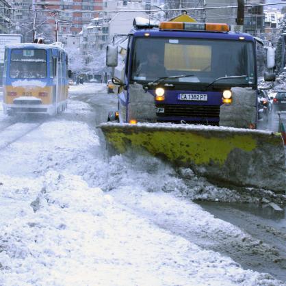 203 машини почистват улиците в София от снега