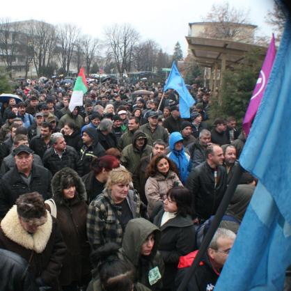 Митинг пред сградата на 