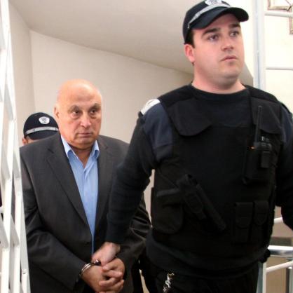 Полицаи водят Кирил Рашков в съда