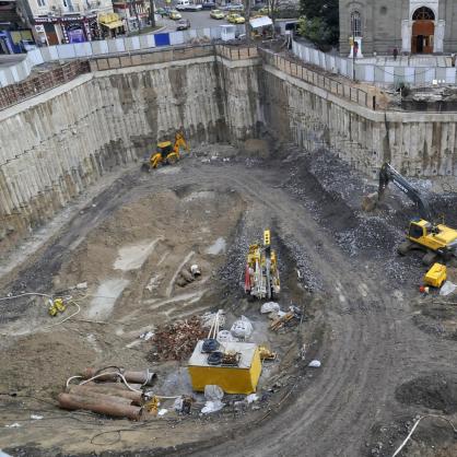 Строежът на подземния паркинг в центъра на Бургас продължава