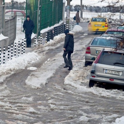 Спукана тръба направи улица в София ледена пързалка