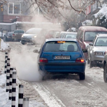 Спукана тръба направи улица в София ледена пързалка