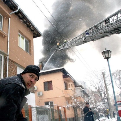 Пожар бушува в двуетажна къща в Пловдив