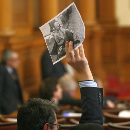Парламентарен контрол - депутат държи снимка на Волен Сидеров