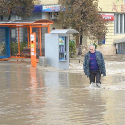 Наводнение в Харманли - в ниските части на града и някои улици също са наводнени