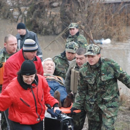 Спасителни екипи носят пострадал при наводнението в село Бисер