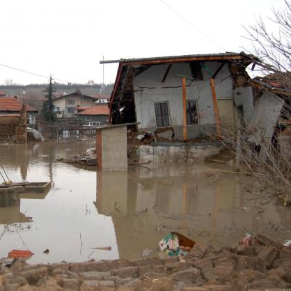 Скъсана язовирна стена причини бедствено наводнение в село Бисер, при което загинаха хора