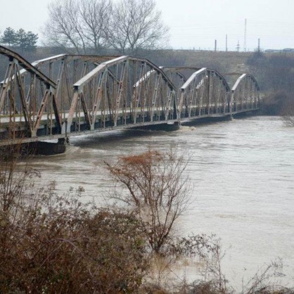 Наводнение в Харманли - река Марица почти прелива от моста