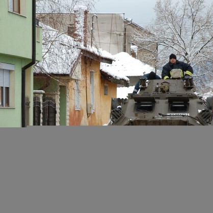 Бронетранспортьор помага при евакуацията на местните жители