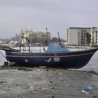 Ураганният вятър и вълните причиниха разрушени