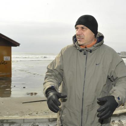 Кметът на Поморие Иван Алексиев обикаля кризисните зони в града