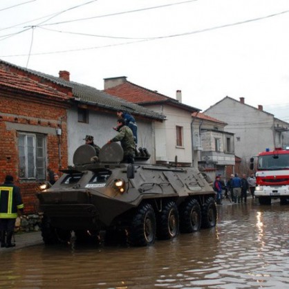 Продължават спасителните дейности на военнослужещите в Свиленград и Харманли