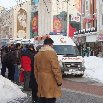 Опит за убийство с гаечен ключ в центъра на Пловдив - минувачи и линейка на мястото на инцидента