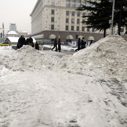 Огромни планини от сняг са натрупани в центъра на столицата