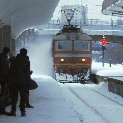 Поради тежките зимни условия отменят влакове в различни жп участъци
