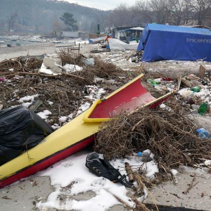 Морето върна боклук във Варна
