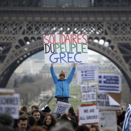 Демонстрация в подкрепа  на Гърция пред Айфеловата кула