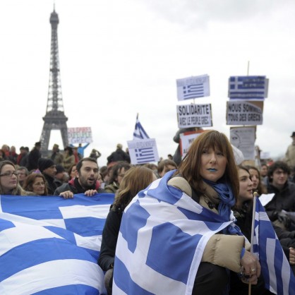 Със сиртаки пред Айфеловата кула европейски граждани изразиха солидарността си с Гърция