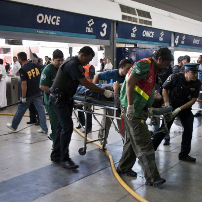Най-малко 40 жертви и 550 ранени след като крайградски влак в Аржентина се блъсна в буферите на жп спирка