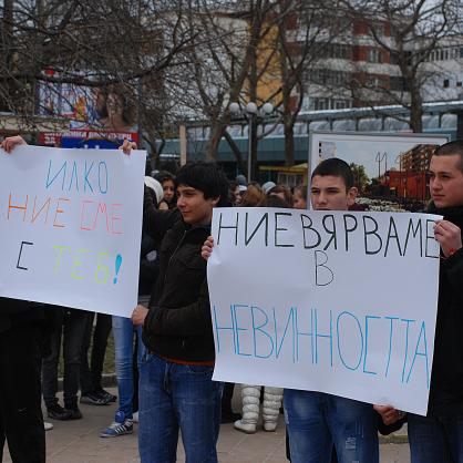 Стотина добричлии се събраха в центъра на Добрич, за да изразят подкрепата си за 19-годишния Илко Радев, обвинен в убийство при неизбежна самоотбрана