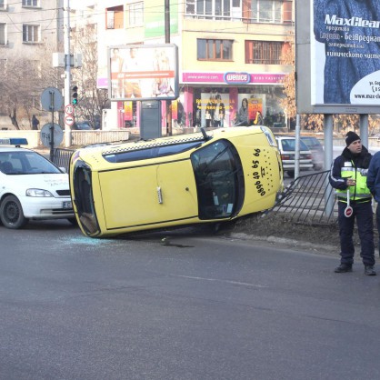 Такси се преобърна на булевард 