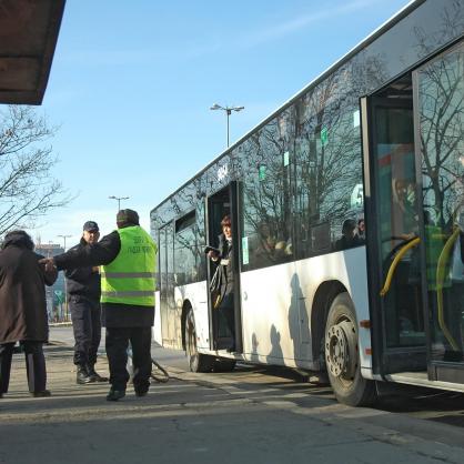 Екип на Центъра за градска мобилност проверява автобус по линия №5