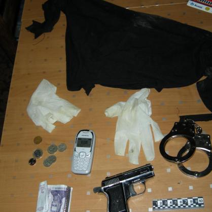 Криминалистите са иззели от бандата обирджии ръкавици, белезници, два газови пистолета, мобилни телефони и черни кърпи, с които прикривали лицата си