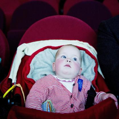 Бебе в количка на кино
