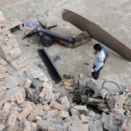 Полицията и местните жители разчистват отломките в търсене на оцелели