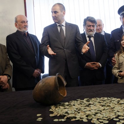 Полицаят Николай Гергов предаде на властите намерени скъпоценни монети