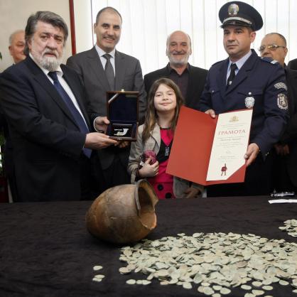 Полицаят Николай Гергов предаде на властите намерени скъпоценни монети
