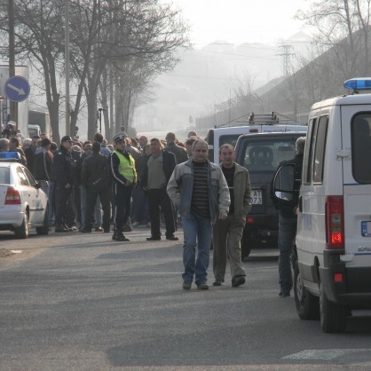 Протестиращи работници от ОЦК Кърджали блокираха път
