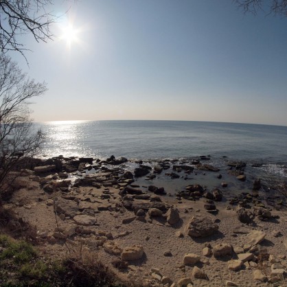Морето и активирали се свлачища погълнаха един от най-красивите плажове край Варна - Фичоза