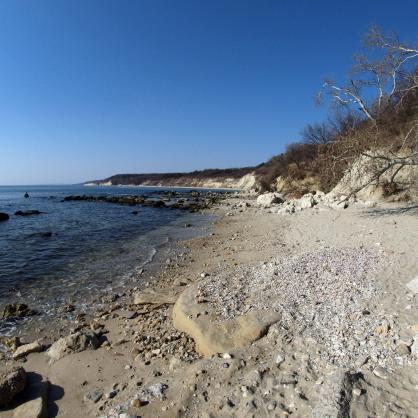 Морето и активирали се свлачища погълнаха един от най-красивите плажове край Варна - Фичоза