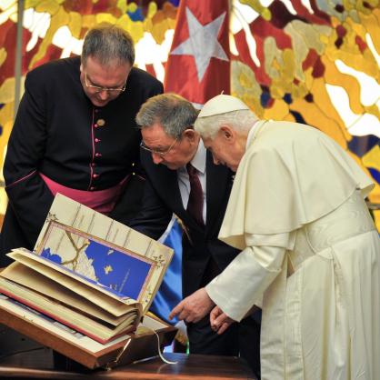 Папа Бендедикт Шестнадесети с Раул Кастро в Куба