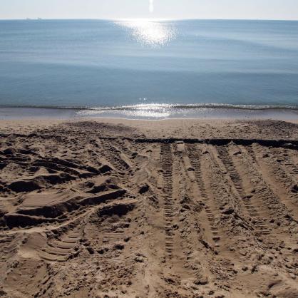 Започна възстановяването на плажната ивица във Варна