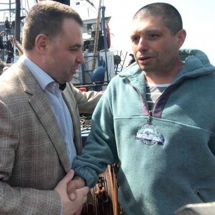 Мирослав Найденов посрещна рибарския кораб на Христо Спасов, който бе задържан от румънските власти