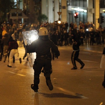 Гърците отново излизат на протест след самоубийството пред парламента