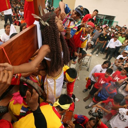 Католици във Филипините,  приковани към кръста, пресъздават Христовите мъки