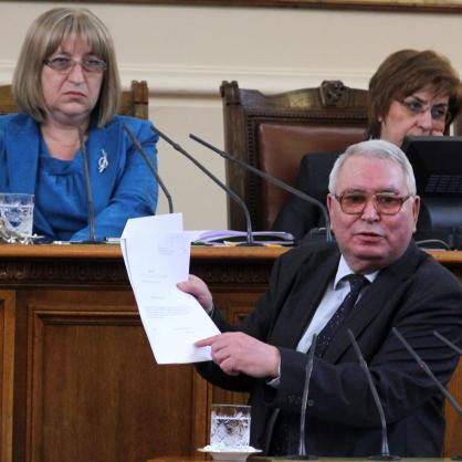 Извънредно заседание на парламента - Цецка Цачева и Любен Корнезов