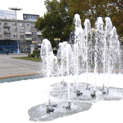 Неизвестни зевзеци подхвърлиха препарат, който разпени фонтана на централния бургаски площад