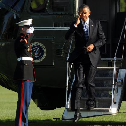 Президентът на САЩ Барак Обама поздравява морски пехотинец
