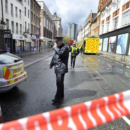 Полицията евакуира офис сграда в Лондон и отцепи района
