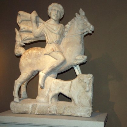 Мраморна статуя на тракийския конник Херос