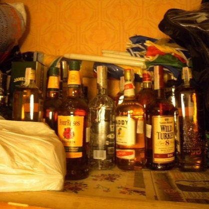 Иззети са 38 пълни бутилки с фалшиво уиски и водка с етикети на известни марки