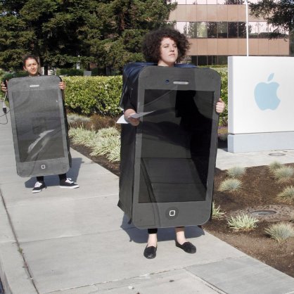 Активисти на Грийнпийс протестират пред централата на Apple