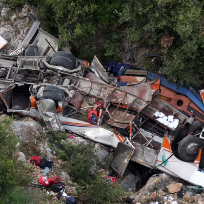 Автобус със студенти пропадна в пропаст в Албания